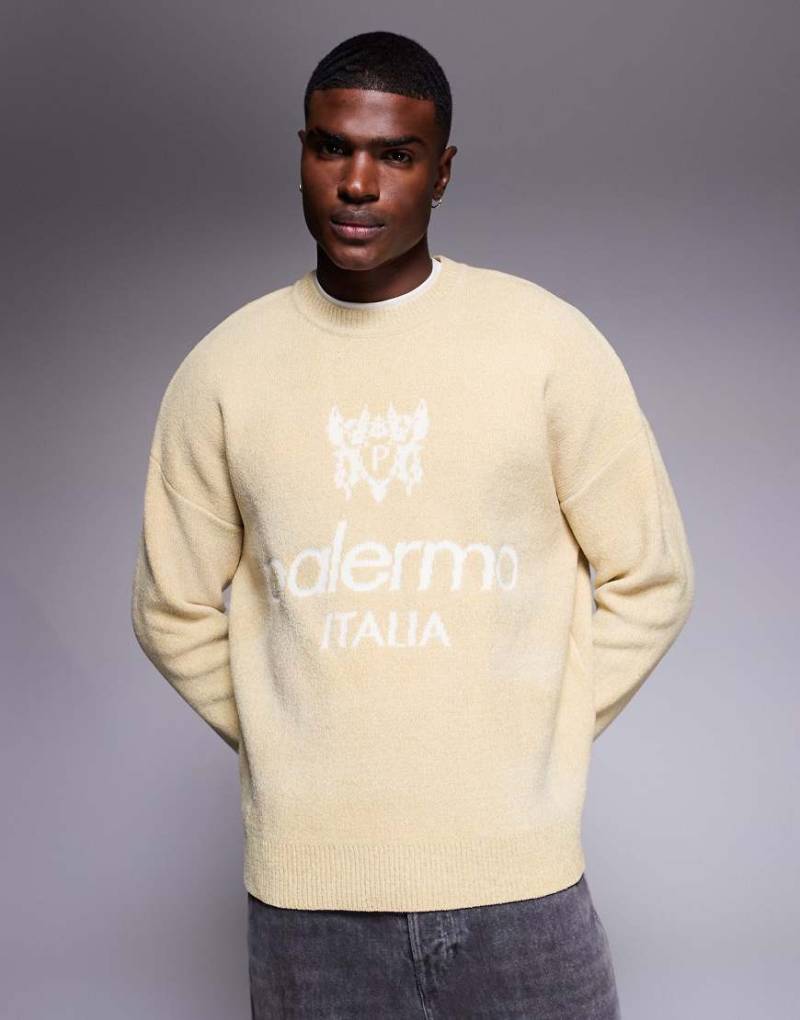 ASOS DESIGN - Oversize-Strickpullover aus Chenille in Steinbeige mit „Palermo"-Motiv-Neutral von ASOS DESIGN