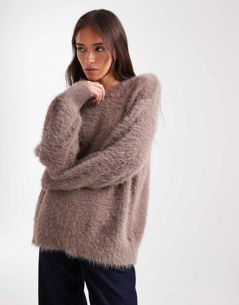 ASOS DESIGN - Oversize-Strickpullover aus flauschigem Garn in Mokka-Brown ASOS DESIGN - Oversize-Strickpullover aus flauschigem Garn in Mokka-Brown von ASOS DESIGN