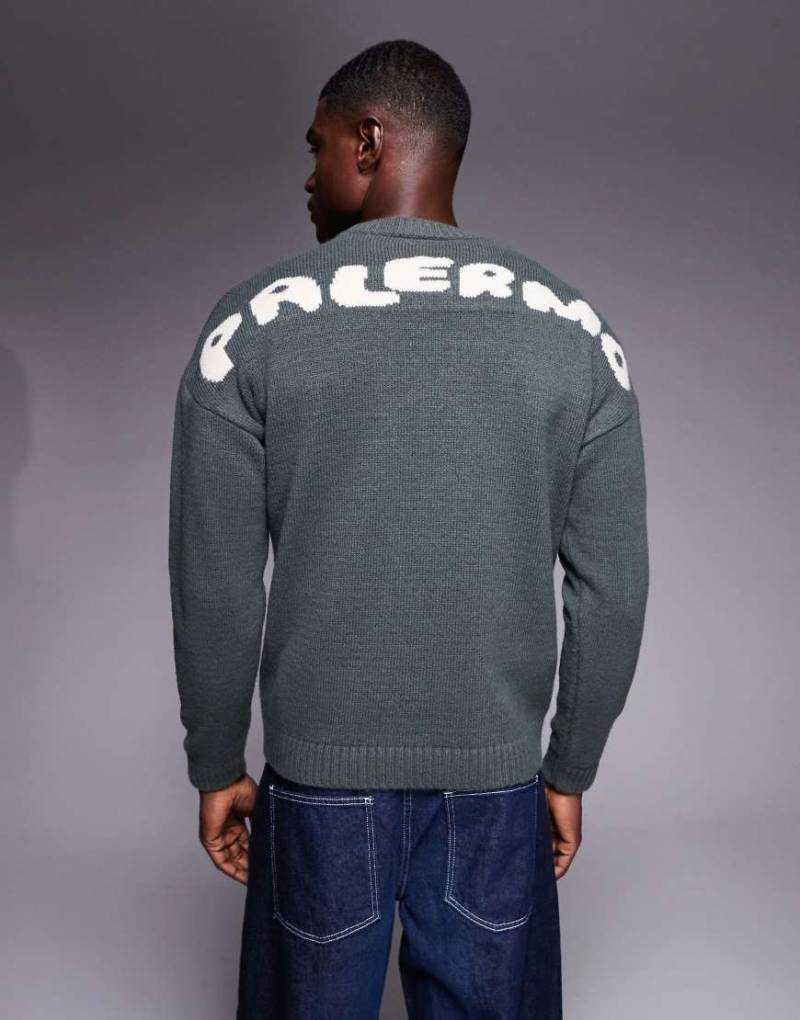 ASOS DESIGN - Oversize-Strickpullover in Anthrazit mit Rundhalsausschnitt und „Palermo"-Schriftzug auf dem Rücken-Grau von ASOS DESIGN