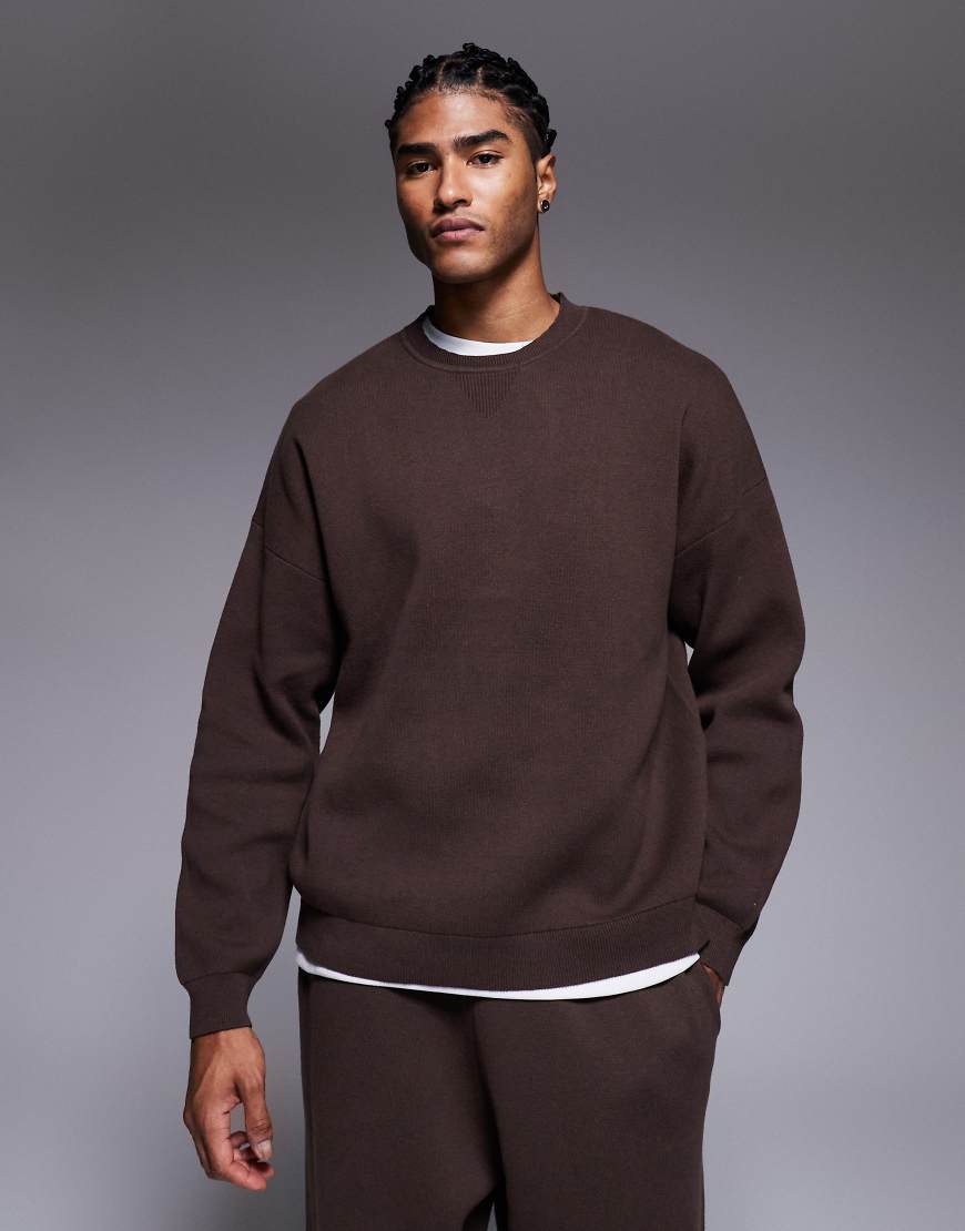 ASOS DESIGN - Oversize-Strickpullover in Braun mit Rundhalsausschnitt-Brown von ASOS DESIGN