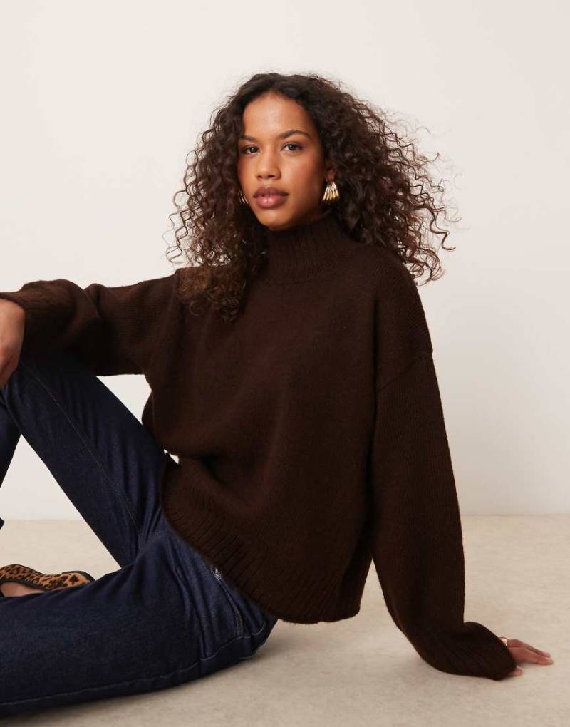 ASOS DESIGN - Oversize-Strickpullover in Braun mit Stehkragen von ASOS DESIGN