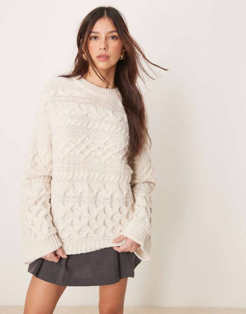 ASOS DESIGN - Oversize-Strickpullover in Ecru mit Zopfmuster-Weiß von ASOS DESIGN