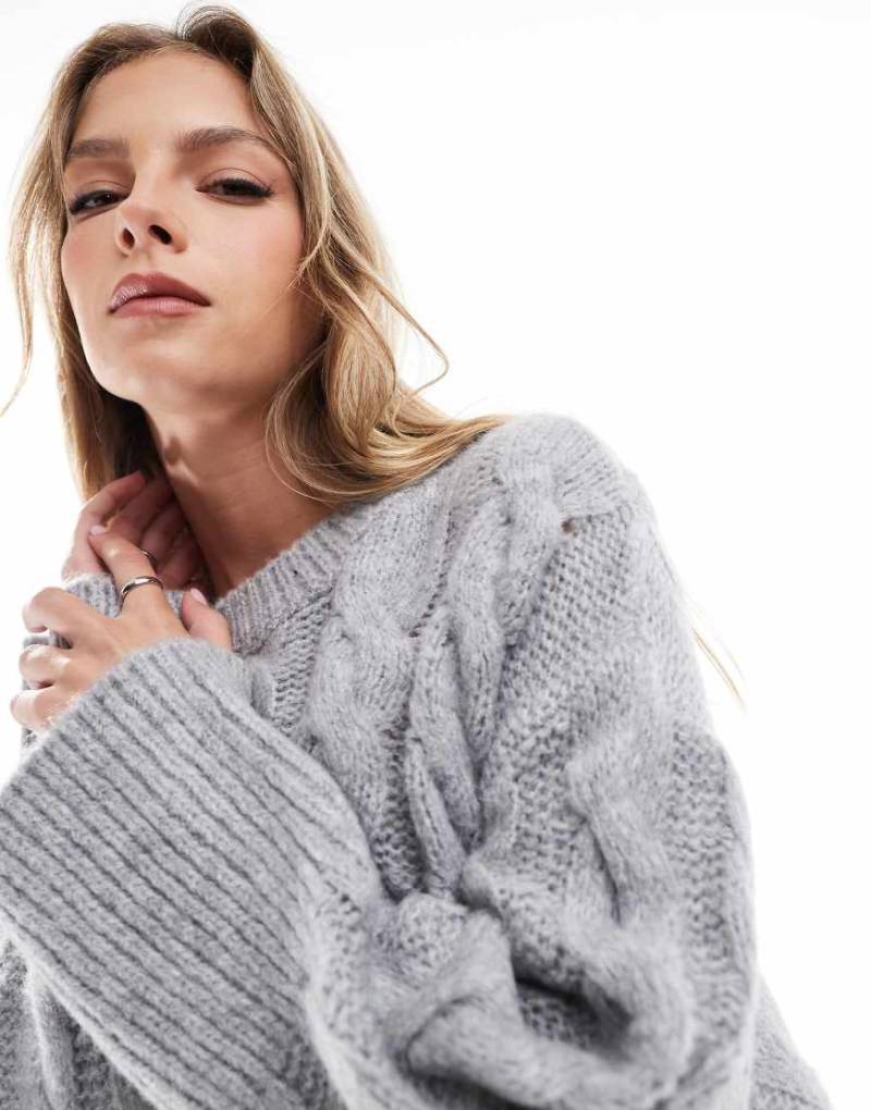 ASOS DESIGN - Oversize-Strickpullover in Grau mit Rundhalsausschnitt und Zopfmuster von ASOS DESIGN