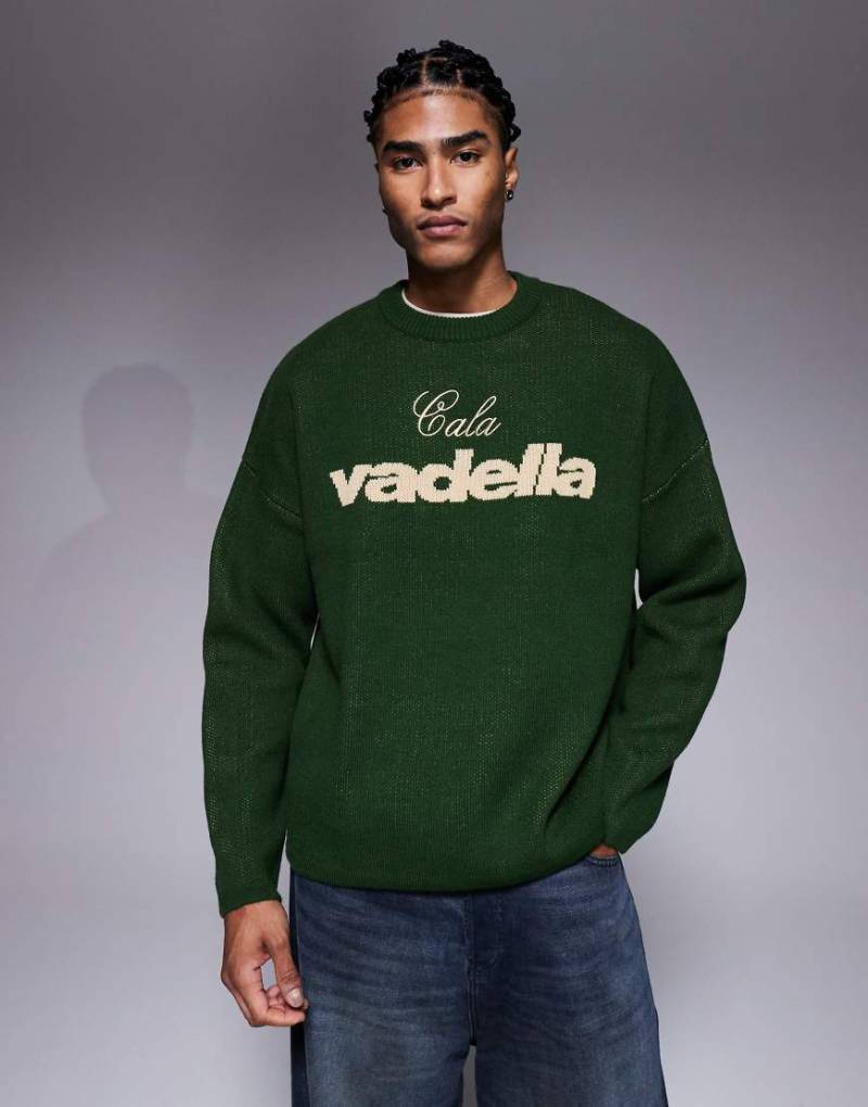 ASOS DESIGN - Oversize-Strickpullover in Grün mit Rundhalsausschnitt und Vadella-Grafik von ASOS DESIGN