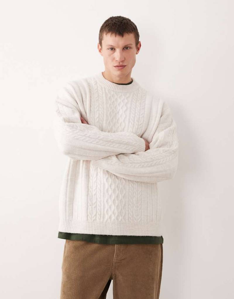 ASOS DESIGN - Oversize-Strickpullover in Haferbeige mit Zopfmuster und Rundhalsausschnitt-Neutral von ASOS DESIGN