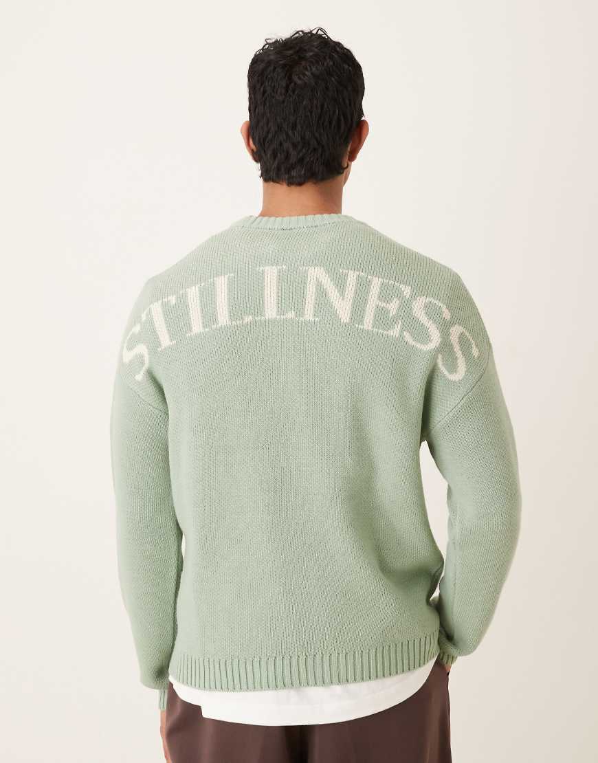 ASOS DESIGN - Oversize-Strickpullover in Salbeigrün mit „Stillness"-Rückenprint von ASOS DESIGN