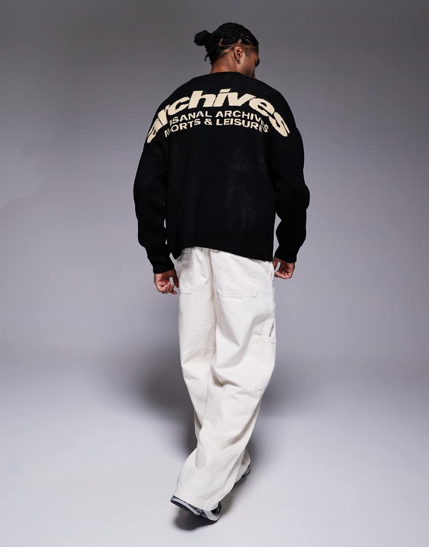 ASOS DESIGN - Oversize-Strickpullover in Schwarz mit Rundhalsausschnitt und Archives-Rückenprint-Rot von ASOS DESIGN