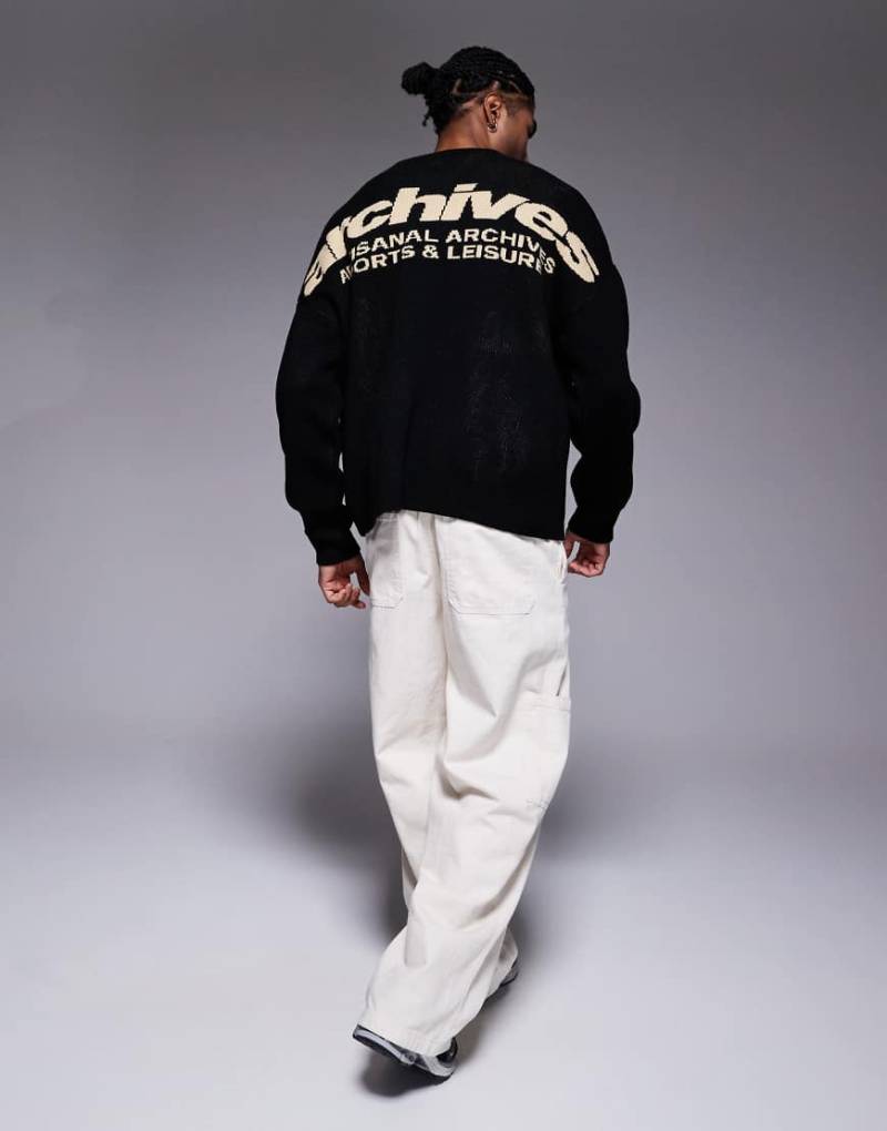 ASOS DESIGN - Oversize-Strickpullover in Schwarz mit Rundhalsausschnitt und Archives-Rückenprint-Rot von ASOS DESIGN