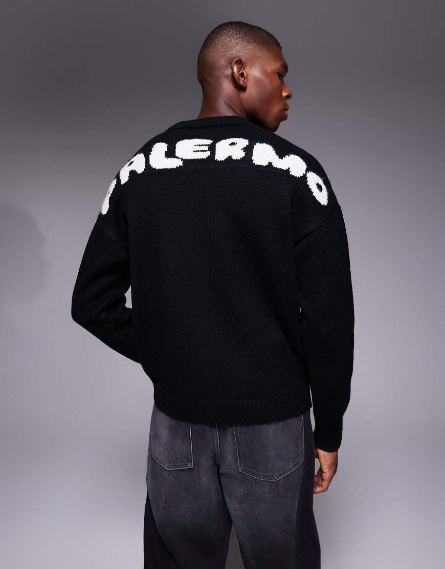 ASOS DESIGN - Oversize-Strickpullover in Schwarz mit Rundhalsausschnitt und Palermo-Rückenprint von ASOS DESIGN