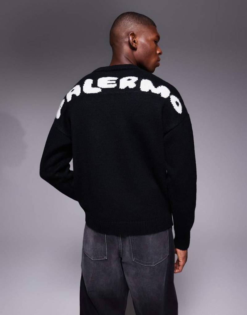 ASOS DESIGN - Oversize-Strickpullover in Schwarz mit Rundhalsausschnitt und Palermo-Rückenprint von ASOS DESIGN