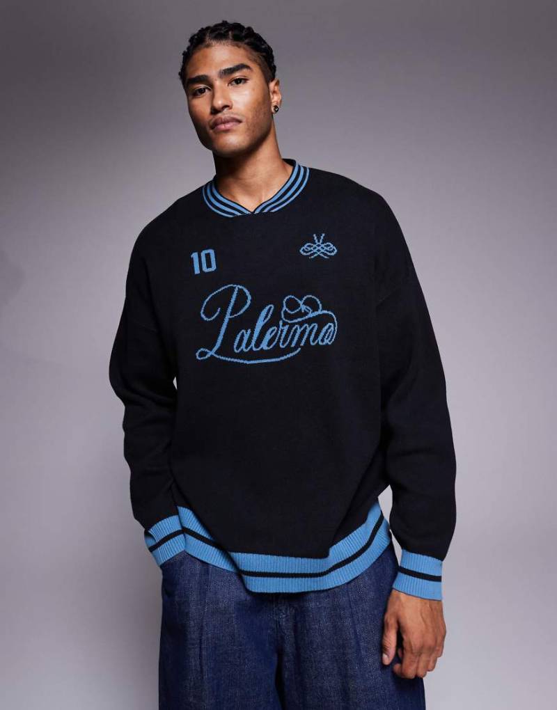 ASOS DESIGN - Oversize-Strickpullover in Schwarz mit hohem V-Ausschnitt und „Vadella Sports"-Schriftzug von ASOS DESIGN