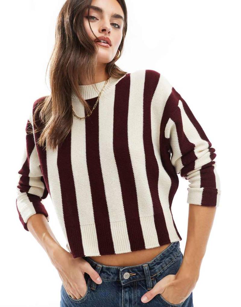 ASOS DESIGN - Oversize-Strickpullover in gestreiftem Weinrot-Bunt von ASOS DESIGN