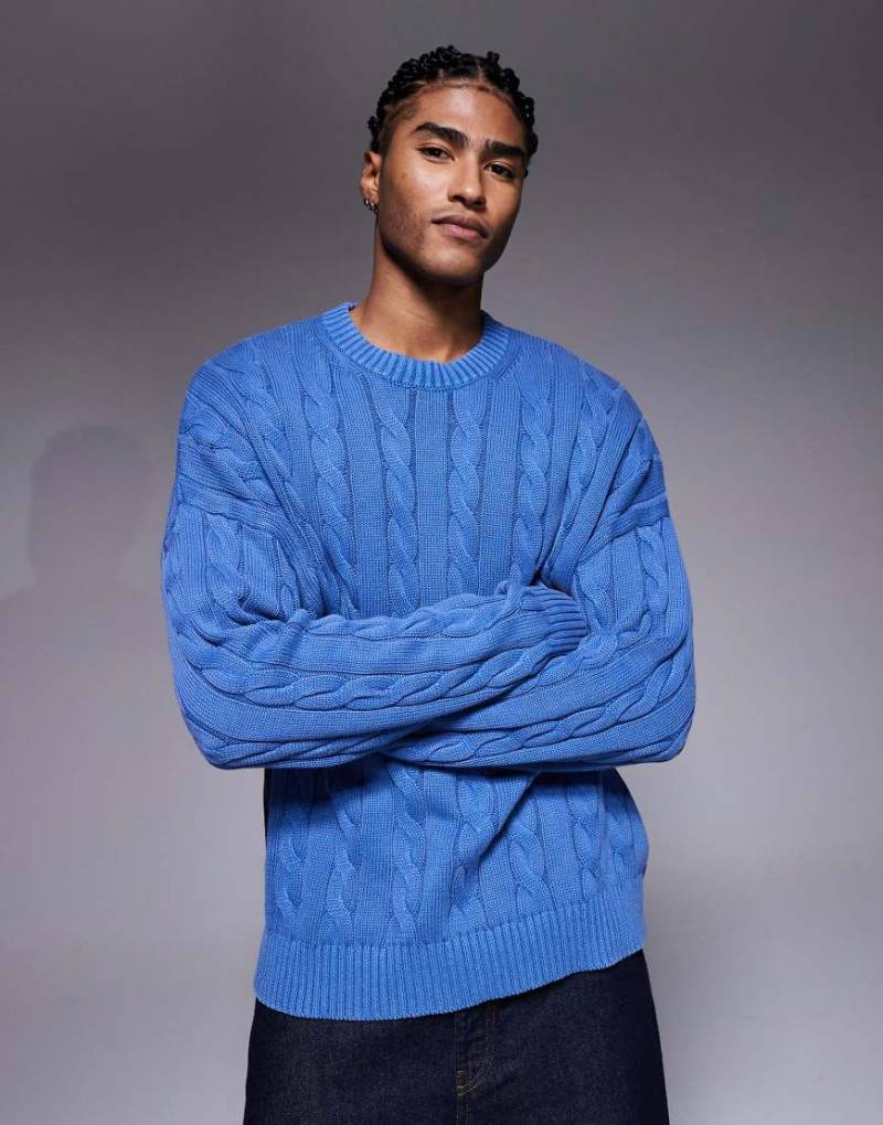 ASOS DESIGN - Oversize-Strickpullover in verwaschenem Blau mit Zopfmuster von ASOS DESIGN