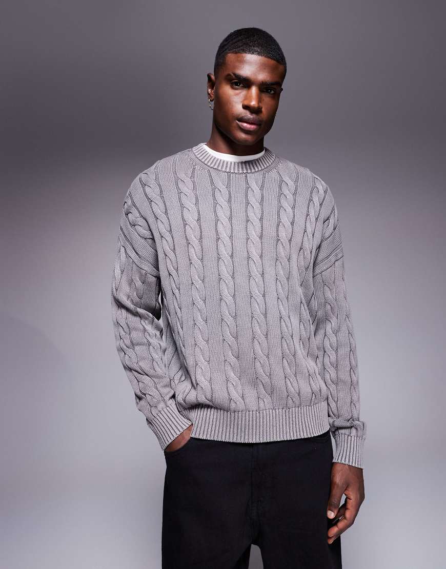 ASOS DESIGN - Oversize-Strickpullover in verwaschenem Grau mit Zopfmuster ASOS DESIGN - Oversize-Strickpullover in verwaschenem Grau mit Zopfmuster von ASOS DESIGN
