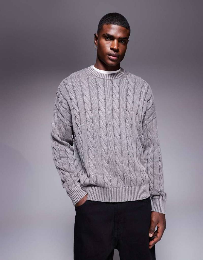 ASOS DESIGN - Oversize-Strickpullover in verwaschenem Grau mit Zopfmuster von ASOS DESIGN