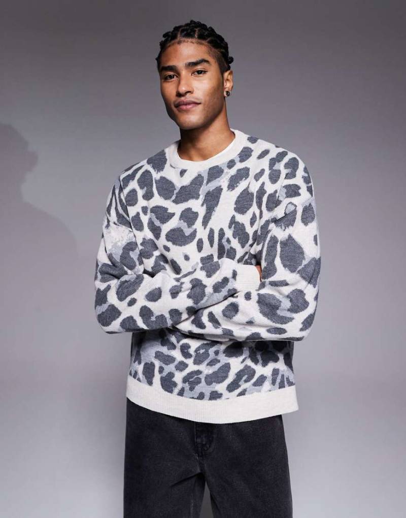 ASOS DESIGN - Oversize-Strickpullover mit Leopardenmuster in Grau von ASOS DESIGN