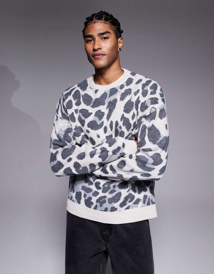 ASOS DESIGN - Oversize-Strickpullover mit Leopardenmuster in Grau von ASOS DESIGN