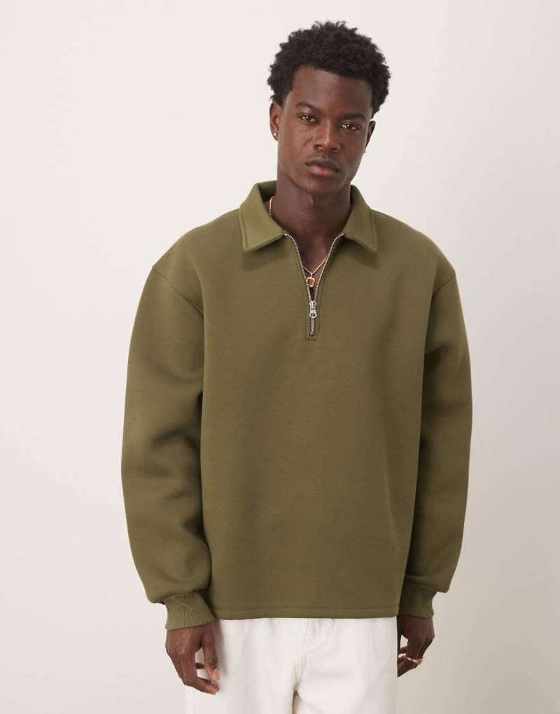 ASOS DESIGN - Kastiges Oversize-Sweatshirt aus schwerem, neoprenartigem Material in Efeugrün mit kurzem Reißverschluss von ASOS DESIGN
