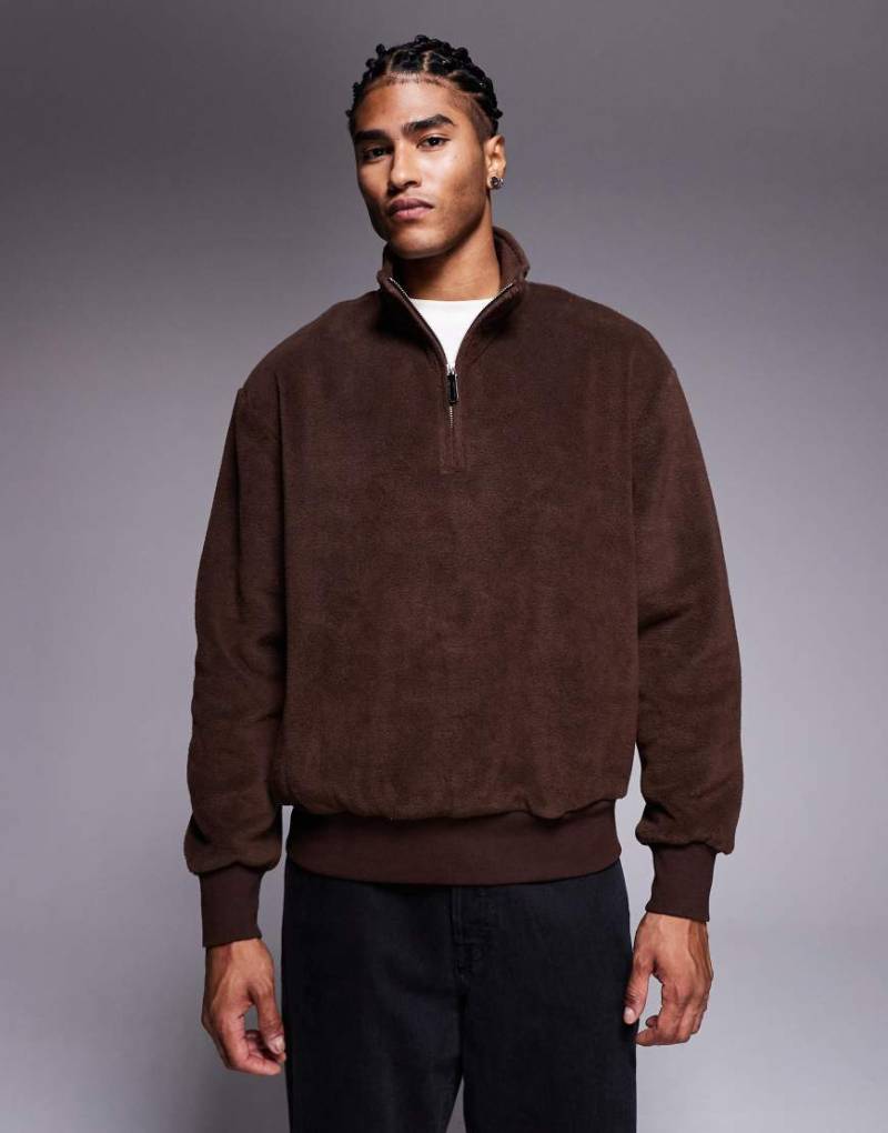 ASOS DESIGN - Locker geschnittenes Fleece-Sweatshirt in Braun mit Stehkragen und kurzem Reißverschluss-Brown von ASOS DESIGN