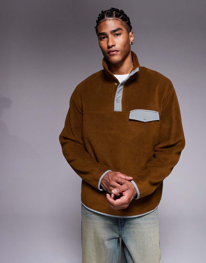 ASOS DESIGN - Locker geschnittenes Fleece-Sweatshirt in Braun mit Stehkragen und kurzer Druckknopfleiste-Brown von ASOS DESIGN