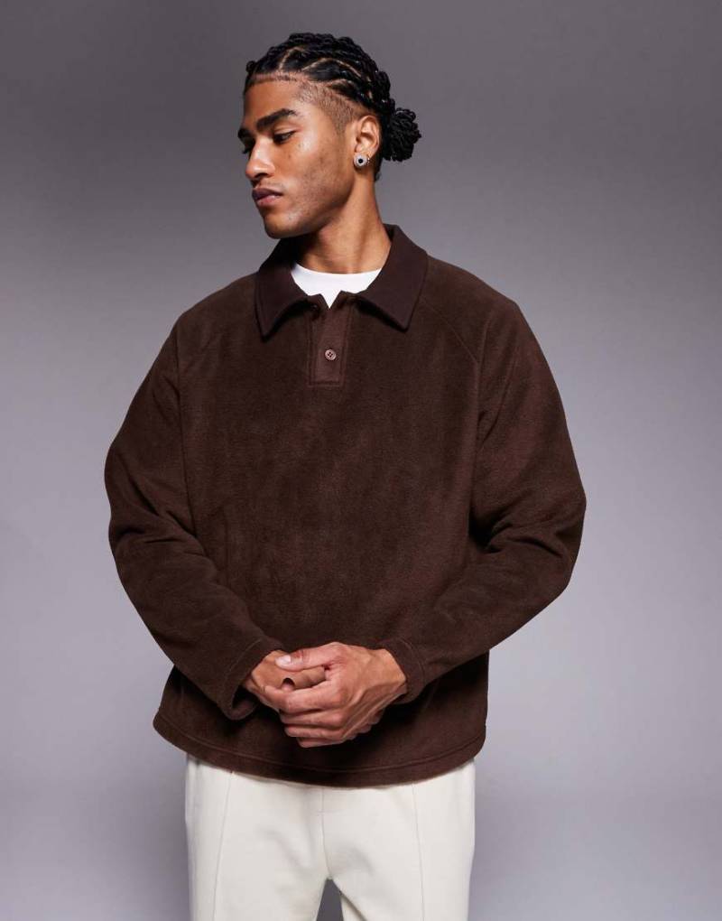 ASOS DESIGN - Oversize-Sweatshirt aus Fleece in Braun mit geripptem Kragen-Brown von ASOS DESIGN