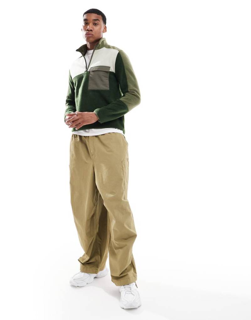 ASOS DESIGN - Oversize-Sweatshirt in Dunkelgrün aus Fleece mit Farbblockdesign und kurzem Reißverschluss von ASOS DESIGN