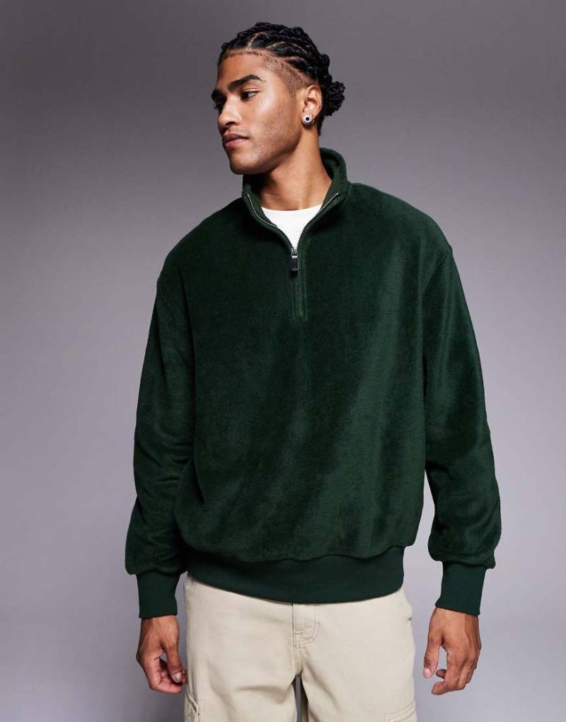 ASOS DESIGN - Locker geschnittenes Fleece-Sweatshirt in Dunkelgrün mit Stehkragen und kurzem Reißverschluss von ASOS DESIGN