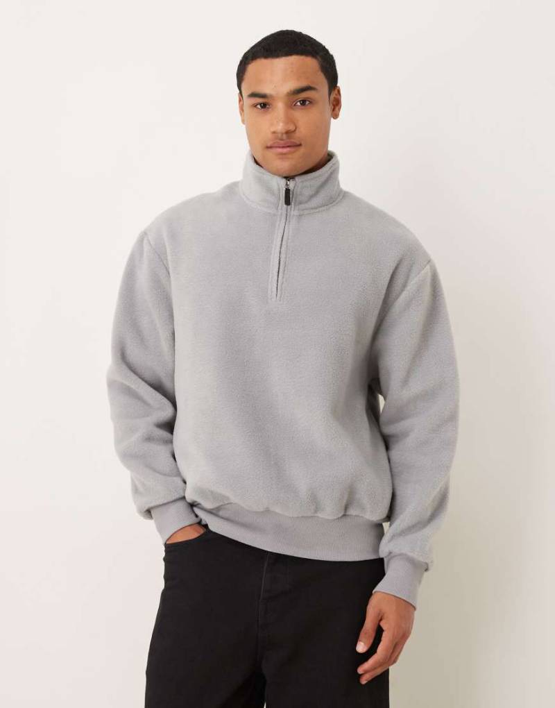 ASOS DESIGN - Oversize-Sweatshirt aus Fleece in Grau mit Stehkragen und kurzem Reißverschluss von ASOS DESIGN