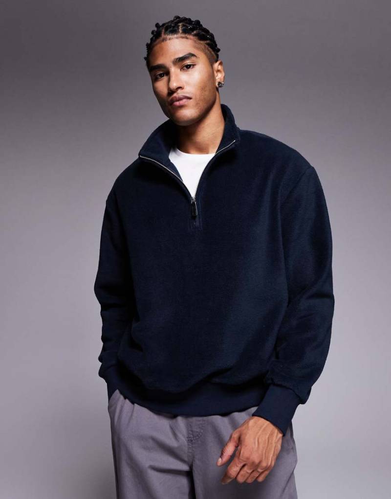 ASOS DESIGN - Locker geschnittenes Fleece-Sweatshirt in Marineblau mit Stehkragen und kurzem Reißverschluss von ASOS DESIGN