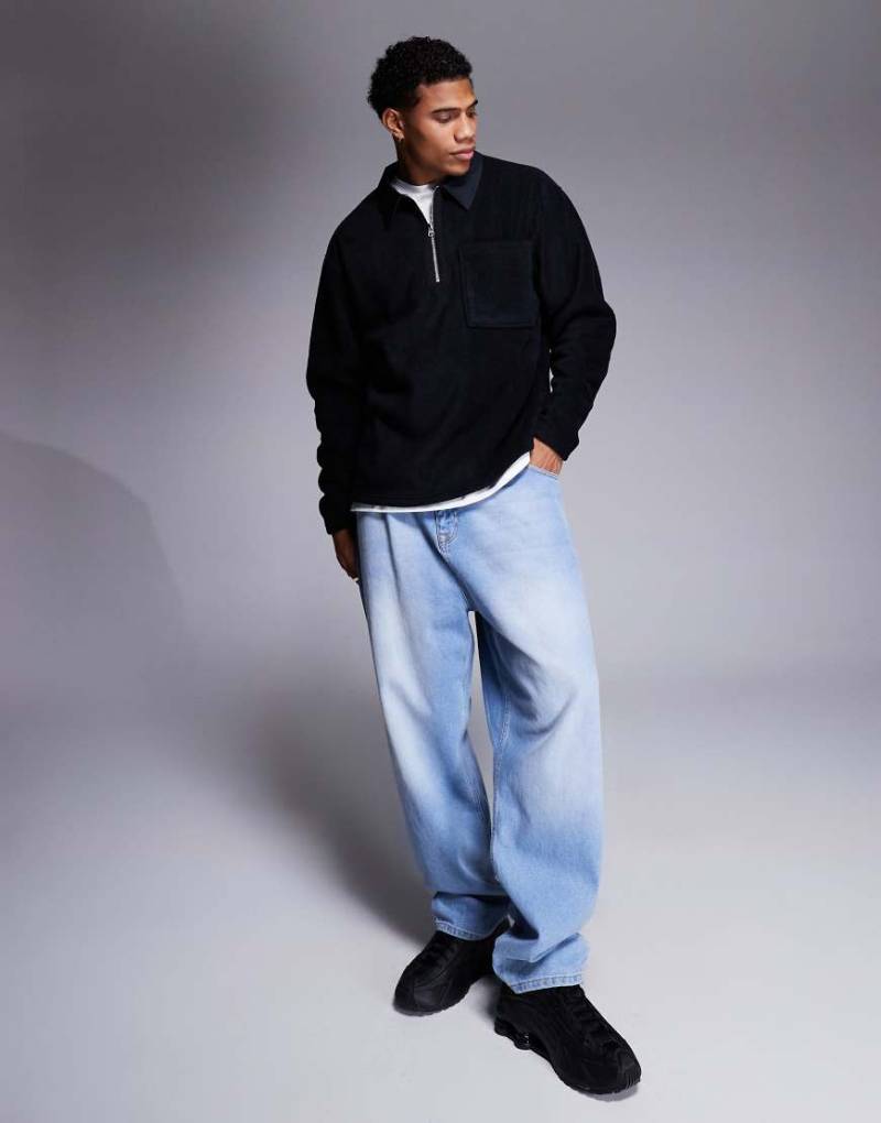 ASOS DESIGN - Relaxed-Fit-Sweatshirt in Schwarz aus Fleece mit kurzem Reißverschluss und Rugby-Polokragen von ASOS DESIGN