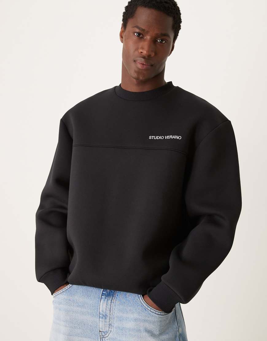 ASOS DESIGN - Oversize-Sweatshirt aus Neopren-Stoff in Schwarz mit „Studio Verano"-Print und überschnittener Schulter ASOS DESIGN - Oversize-Sweatshirt aus Neopren-Stoff in Schwarz mit „Studio Verano"-Print und überschnittener Schulter von ASOS DESIGN