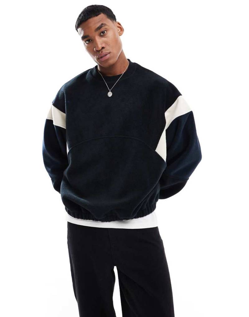ASOS DESIGN - Oversize-Sweatshirt aus Polarfleece in Schwarz mit Blockfarbendesign von ASOS DESIGN
