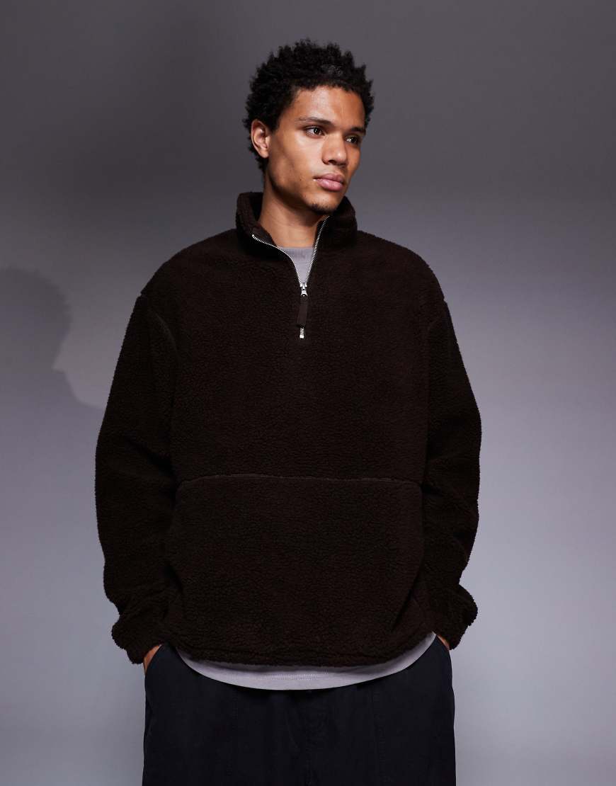 ASOS DESIGN - Locker geschnittenes Teddyfell-Sweatshirt in Dunkelbraun mit Stehkragen und kurzem Reißverschluss-Brown von ASOS DESIGN