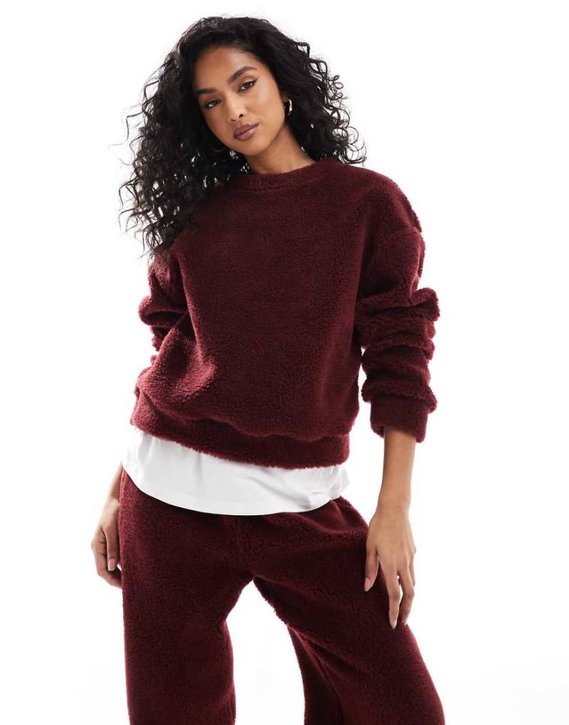ASOS DESIGN - Oversize-Sweatshirt aus Teddyfell in Burgunderrot, Kombiteil von ASOS DESIGN