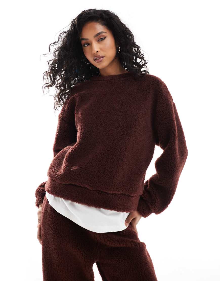 ASOS DESIGN - Oversize-Sweatshirt aus Teddyfell in Schokobraun, Kombiteil von ASOS DESIGN