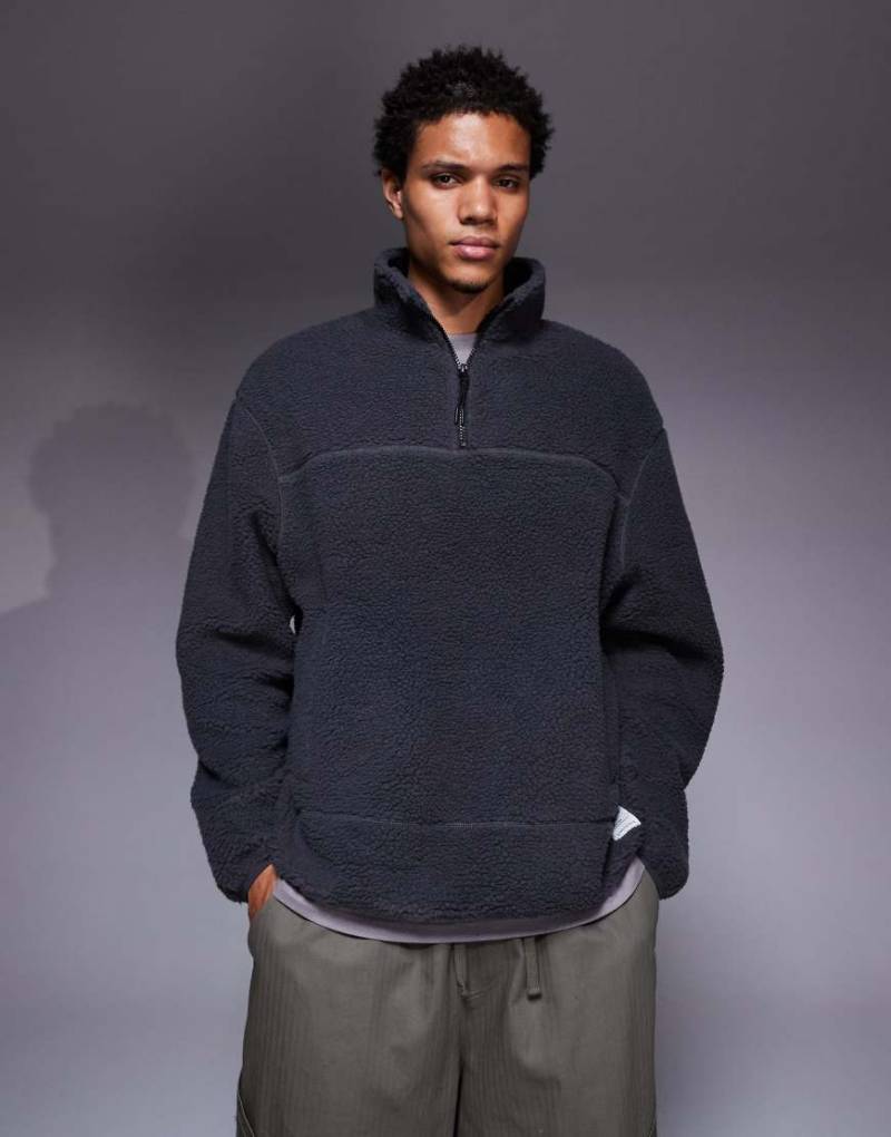 ASOS DESIGN - Locker geschnittenes Teddyfell-Sweatshirt in Grau mit Stehkragen von ASOS DESIGN