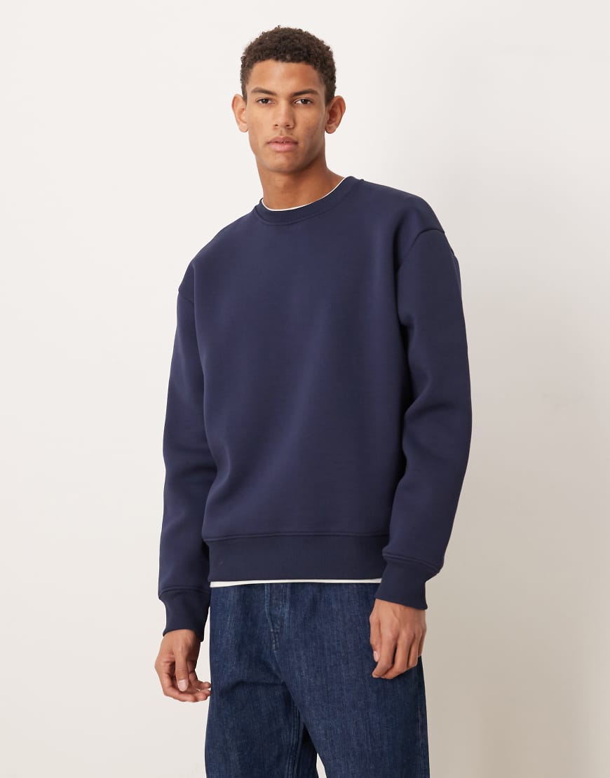 ASOS DESIGN - Oversize-Sweatshirt aus schwerem, neoprenartigem Material in Marineblau mit Rundhalsausschnitt von ASOS DESIGN