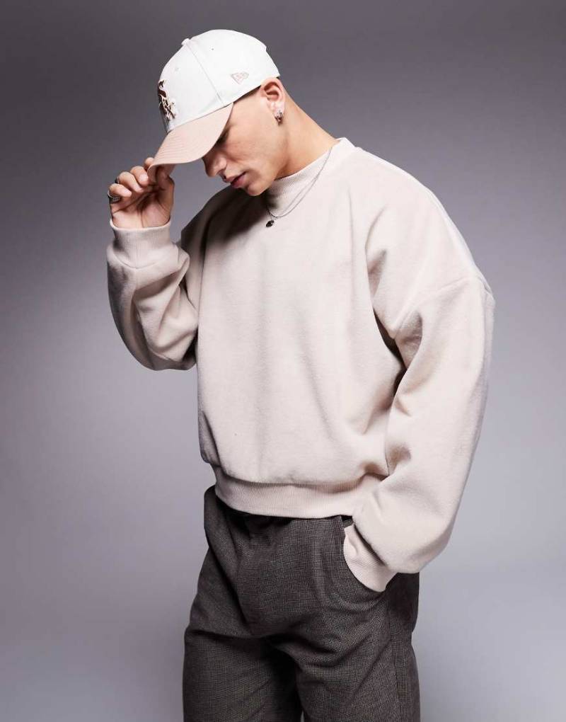 ASOS DESIGN - Oversize-Sweatshirt aus strukturiertem Fleece in Ecru mit überschnittenen Schultern und kurzem Schnitt-Weiß von ASOS DESIGN