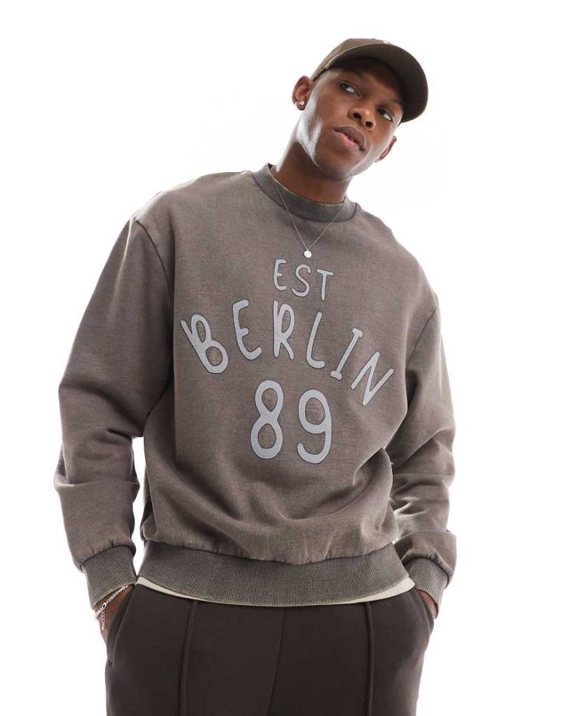 ASOS DESIGN - Oversize-Sweatshirt in Acid-Waschung in Anthrazit mit Print in Applikations-Optik-Grün von ASOS DESIGN