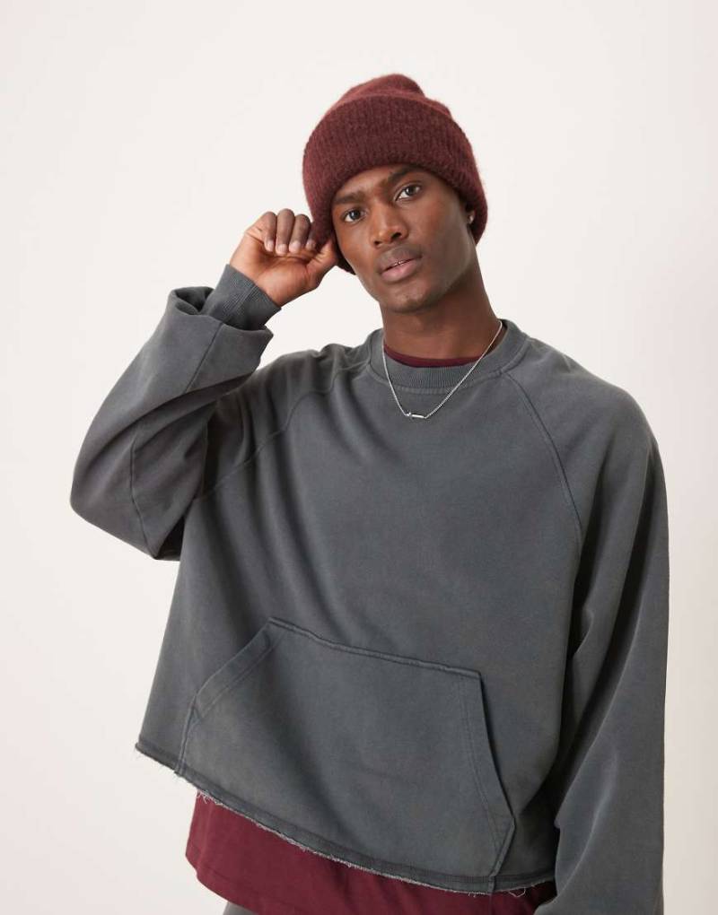ASOS DESIGN - Oversize-Sweatshirt in Anthrazit mit kurzem Schnitt und offenem Saum-Grau von ASOS DESIGN