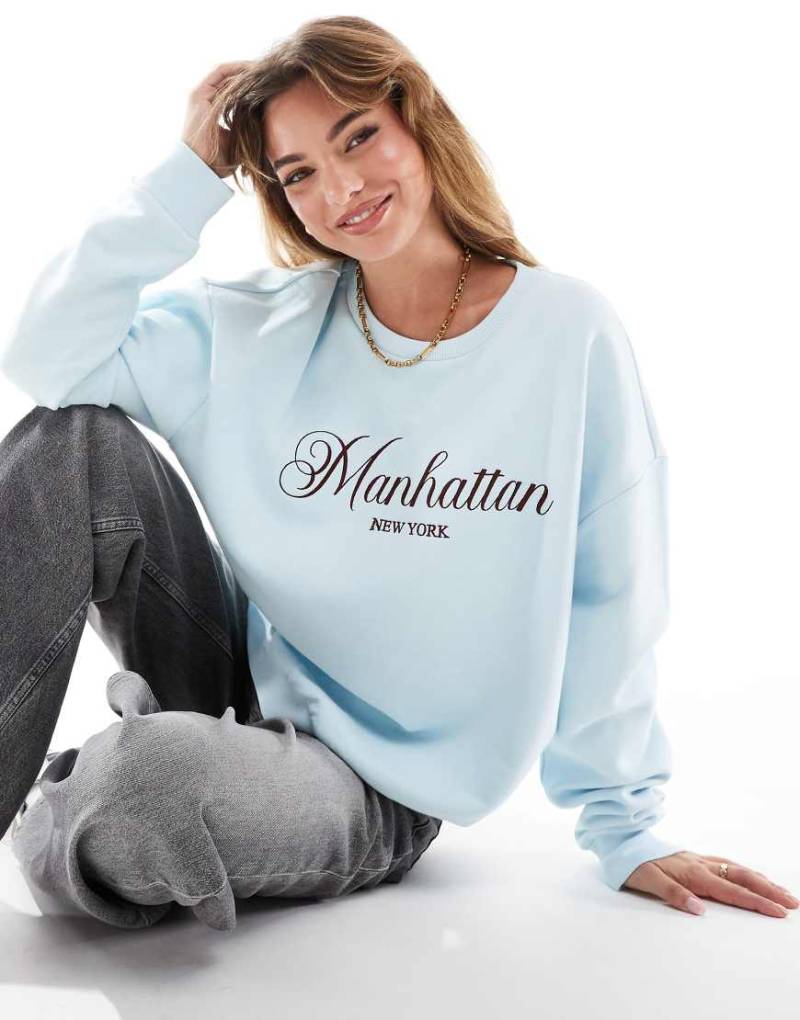 ASOS DESIGN - Oversize-Sweatshirt in Babyblau mit „Manhattan New York"-Grafik von ASOS DESIGN