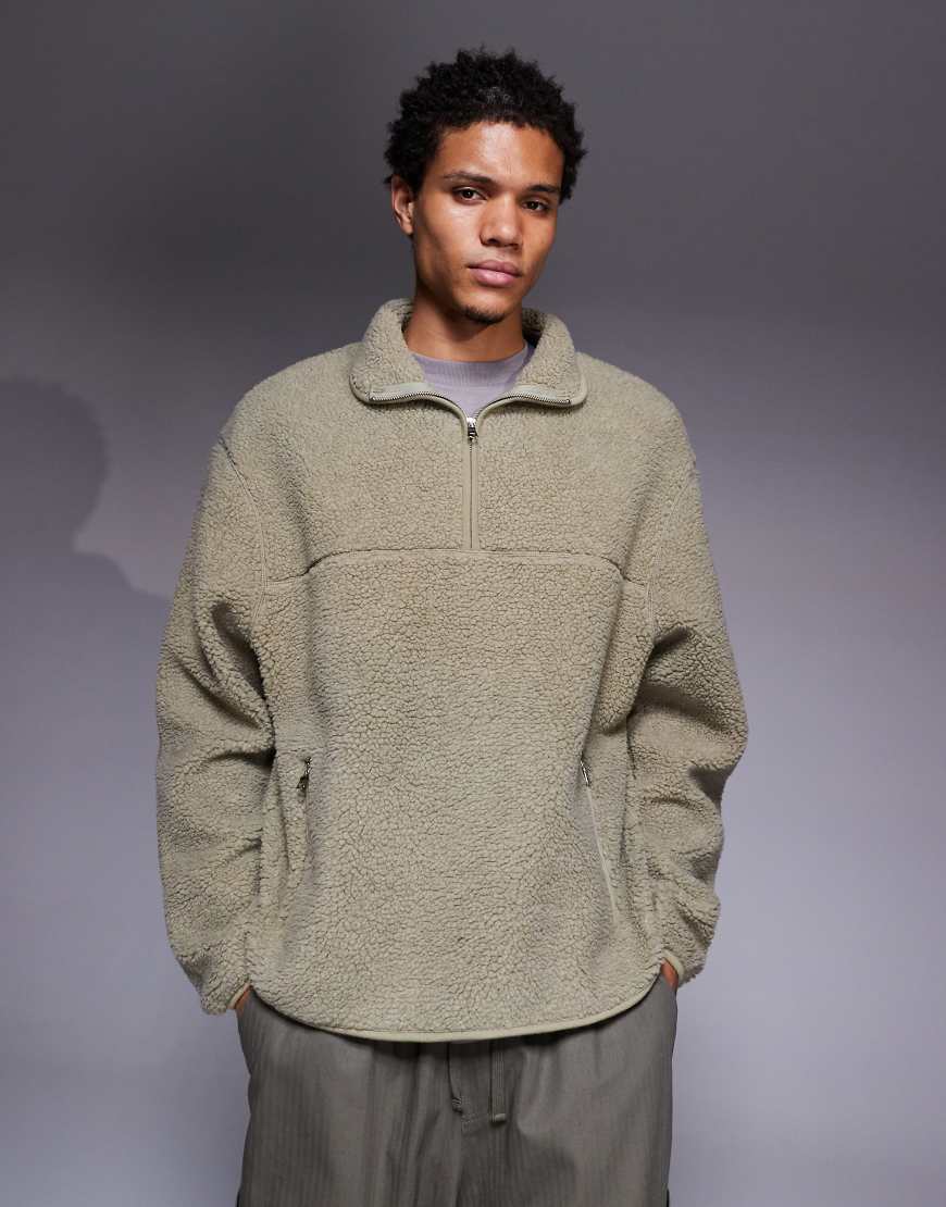 ASOS DESIGN - Locker geschnittenes Teddyfell-Sweatshirt in Steinbeige mit kurzem Reißverschluss und Stehkragen-Neutral von ASOS DESIGN