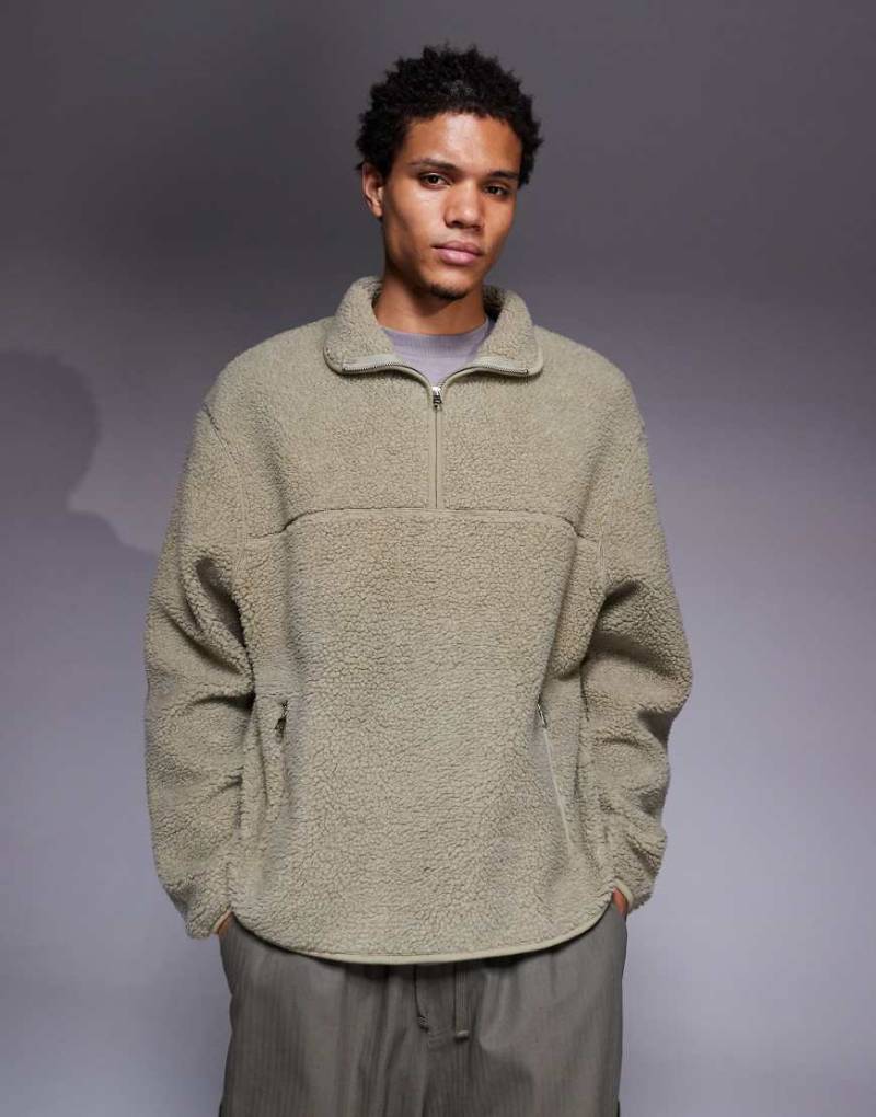 ASOS DESIGN - Locker geschnittenes Teddyfell-Sweatshirt in Steinbeige mit kurzem Reißverschluss und Stehkragen-Neutral von ASOS DESIGN