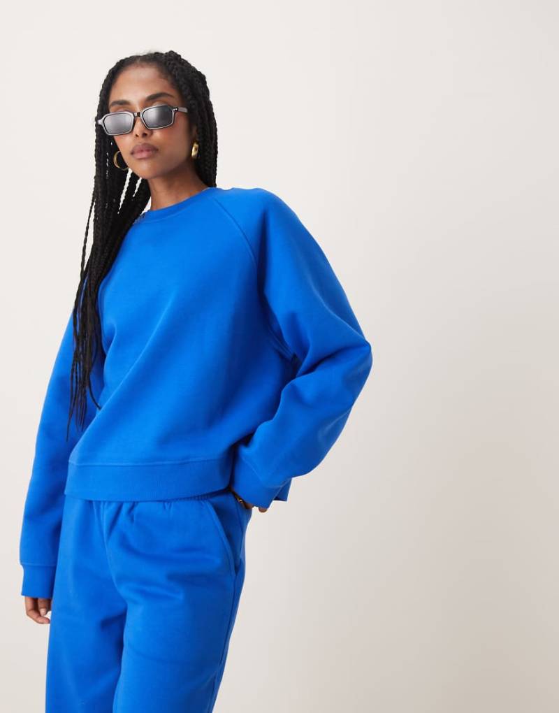 ASOS DESIGN - Oversize-Sweatshirt in Blau mit Raglan-Detail und weicher Innenseite von ASOS DESIGN