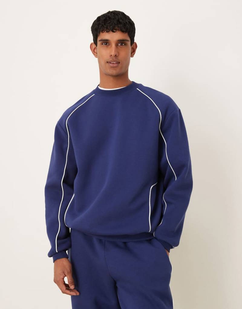 ASOS DESIGN - Relaxed Fit Sweatshirt in Blau mit Paspelierung-Marineblau von ASOS DESIGN