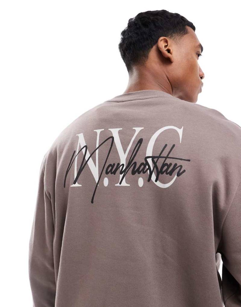 ASOS DESIGN - Oversize-Sweatshirt in Braun mit „NYC"-Print von ASOS DESIGN