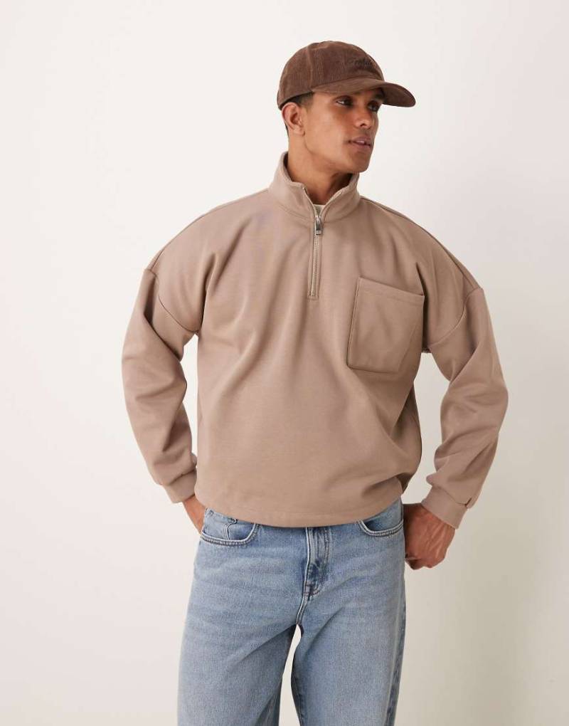 ASOS DESIGN - Oversize-Sweatshirt in Braun mit Stehkragen, abfallender Schulterpartie und Teddyfutter von ASOS DESIGN