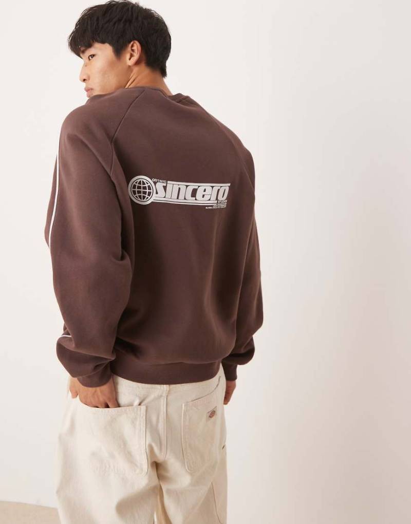 ASOS DESIGN - Oversize-Sweatshirt in Braun mit sportlichem Print von ASOS DESIGN