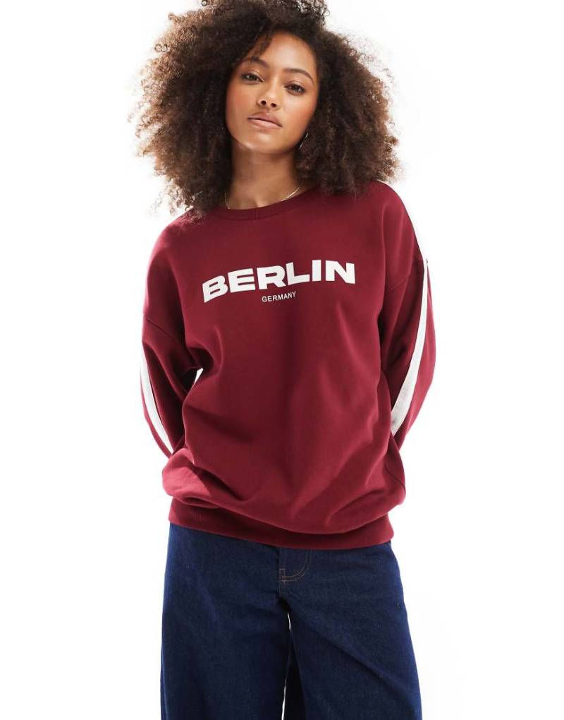 ASOS DESIGN - Oversize-Sweatshirt in Burgunderrot mit „Berlin"-Grafik von ASOS DESIGN