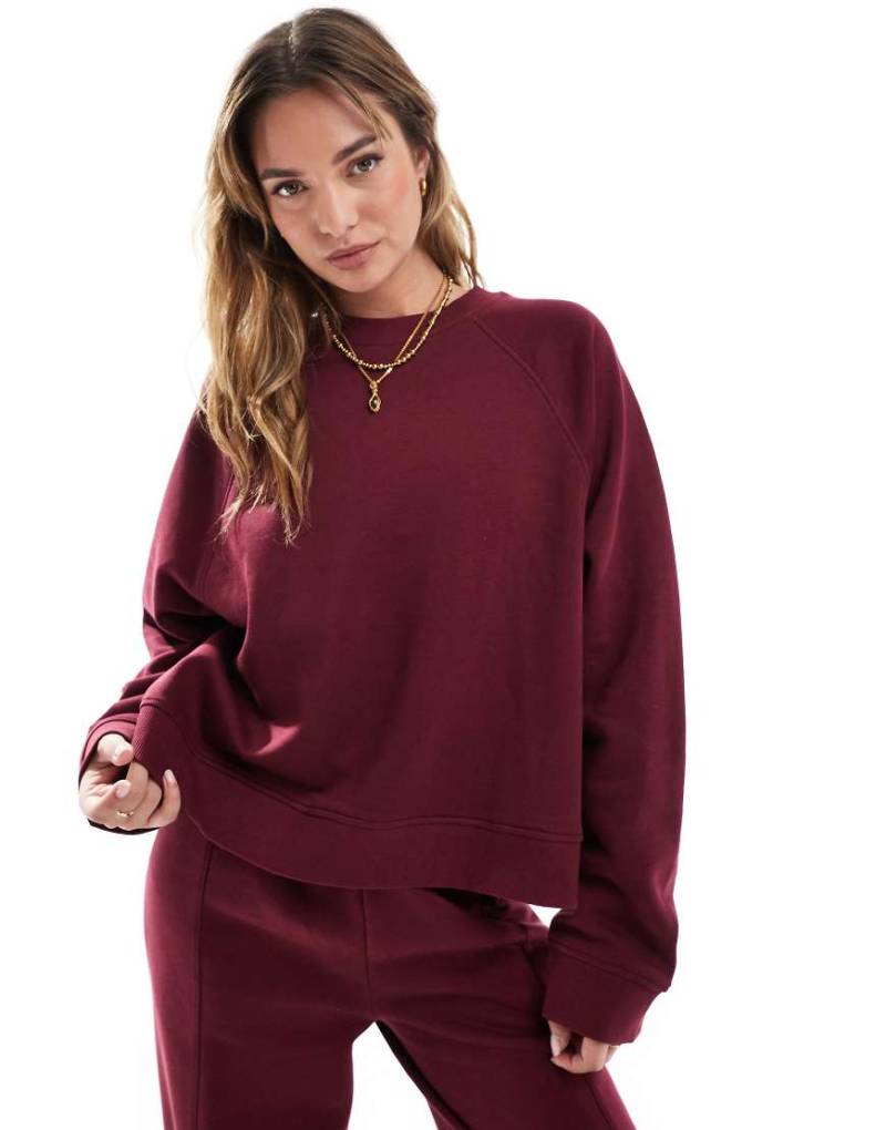 ASOS DESIGN - Oversize-Sweatshirt in Burgunderrot mit Raglan-Detail-Bunt von ASOS DESIGN